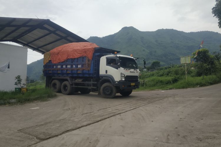 Truk bermuatan sampah dari Kota Bandung masuk ke kawasan TPA Pasir Bajing milik Pemkab Garut, Minggu (29/12/2024) siang