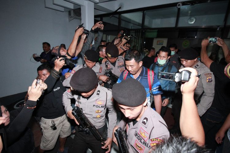 Tim KPK keluar dari Kantor Pengadilan Tinggi Manado, usai menggeledah kantor itu untuk mencari dokumen terkait Kepala PT Manado Sudiwardono yang menjadi Tersangka kasus suap, Minggu (8/10/2017).