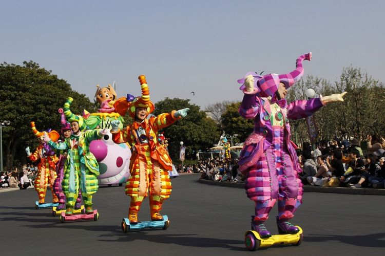 Para penari yang mengiringi kendaraan salah satu tokoh Disney tampil dalam parade di Tokyo Disneyland, Jumat (13/4/2018). Parade ini digelar dalam rangka perayaan ke-35 tahun Tokyo Disneyland.