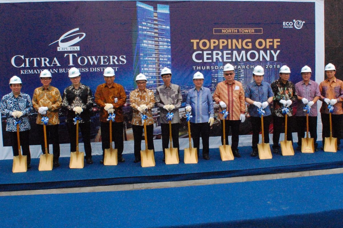 Jajaran direksi PT Ciputra Residence dan PT Pembina Sukses Utama melaksanakan topping off Citra Towers di Kemayoran, Jakarta Pusat, Kamis (8/3/2018).