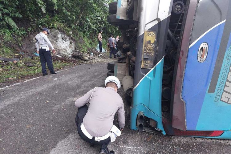 Bus pariwisata yang membawa rombongan 46 mahasiswa Universitas Negeri Riau (Unri) mengalami kecelakaan di tanjakan Silaiang Kariang pada Senin (19/12/2022).