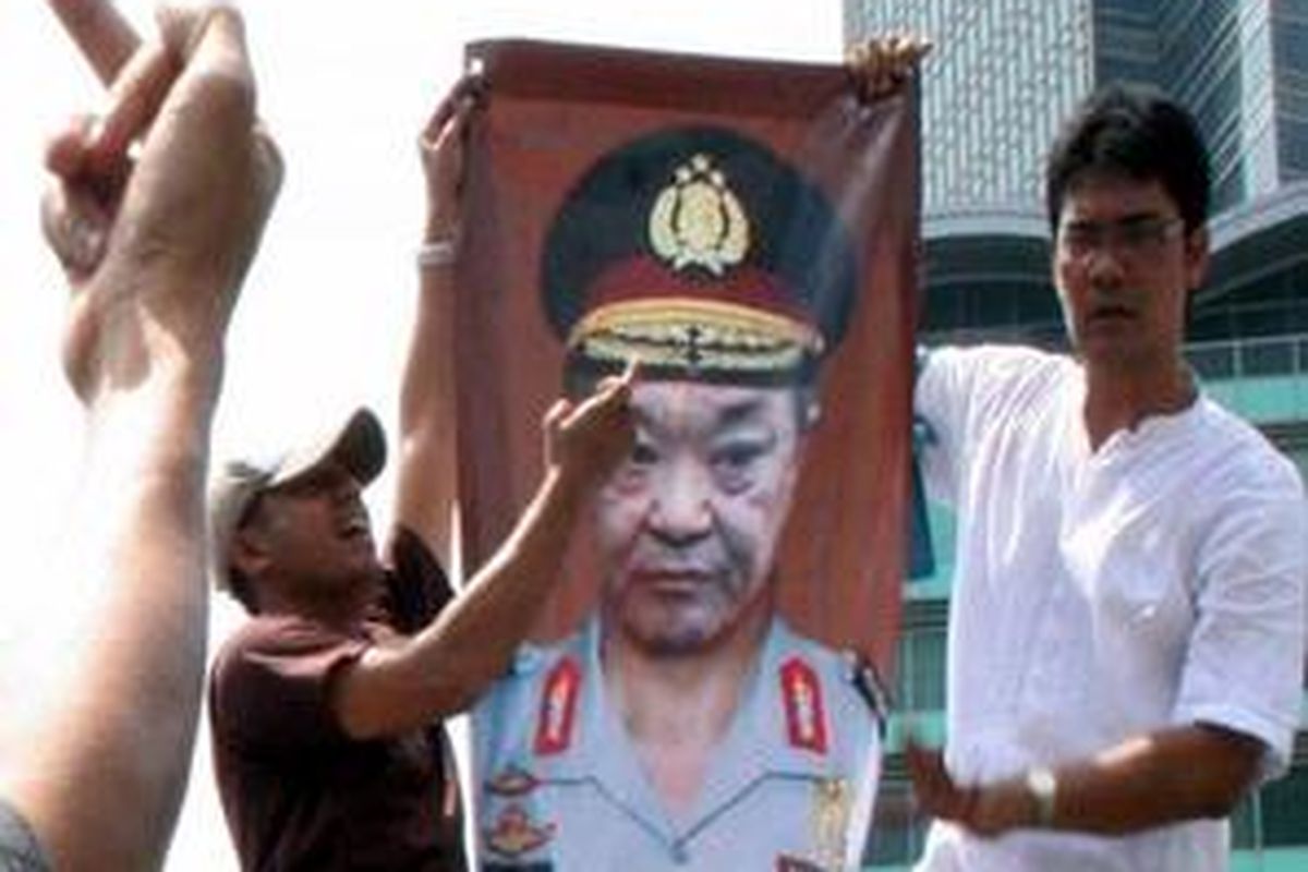 Massa aksi dari komunitas jejaringan facebooker dukung KPK membawa poster Anggodo berseragam kepolisian dalam solidaritas antikorupsi di Bundaran Hotel Indonesia, Jakarta, Minggu (8/11). Masyarakat menuntut ditegakkannya keadilan dalam kasus yang menjerat pimpinan komisi Pemberantasan Korupsi (KPK) nonaktif Bibit Samad Rianto dan Chandra M Hamzah. 