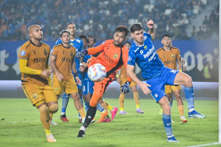 Situasi corner kick Persib yang mengancam gawang Bhayangkara FC dalam pertandingan pekan ke-30 Liga 1 2023-2024 antara Persib Bandung vs Bhayangkara FC, di Stadion Si Jalak Harupat, Soreang, Kabupaten Bandung.