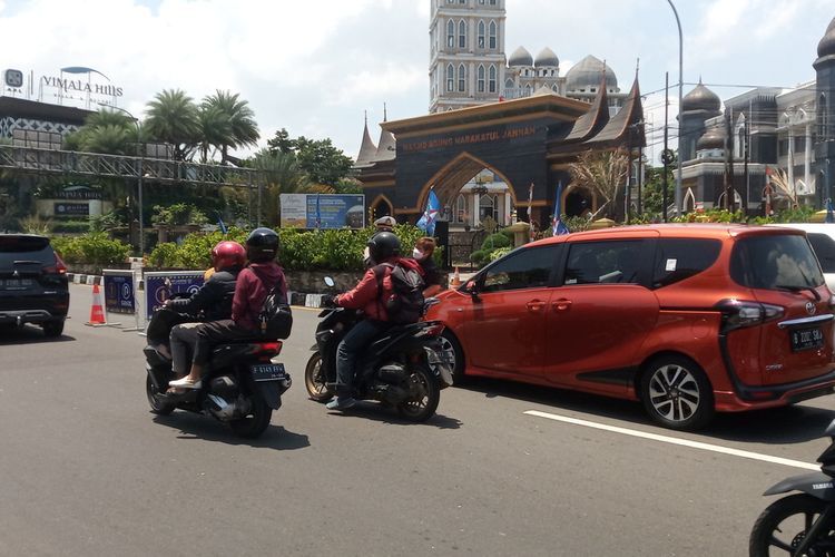 Petugas kepolisian sedang memutar balik kendaraan seorang ibu yang mengaku anggota DPRD DKI Jakarta, di Pos Pemeriksaan Simpang Gadog, Ciawi, Kabupaten Bogor, Jawa Barat, Sabtu (25/9/2021)
