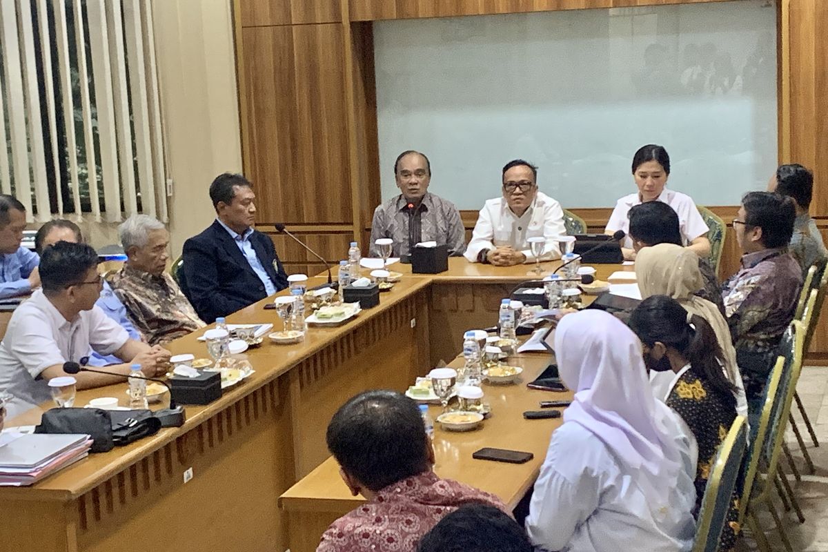 Wakil Menteri Ketenagakerjaan (Wamenaker) Immanuel Ebenezer dan Wakil Menteri Pemberdayaan Perempuan dan Perlindungan Anak (WamenPPPA) Veronica Tan berkunjung ke Universitas Pancasila (UP) menemui korban pelecehan seksual yang dilakukan mantan rektor, di Gedung Rektorat UP, Jakarta Selatan, Rabu (21/5/2025).