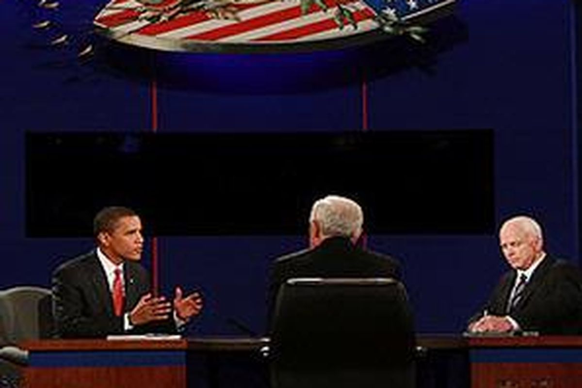 Barack Obama (kiri) dan John McCain dalam debat terakhir, Kamis (16/10).