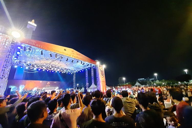Penonton menyaksikan pertunjukan musik di gelaran JakIPA di Monas, Jakarta Pusat. Sabtu (16/11/2019)