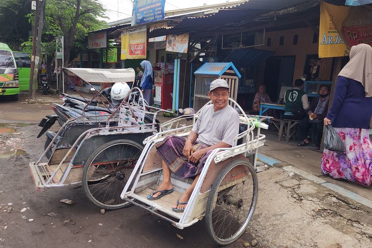 Cerita Cak Salim, Sukses Antarkan Anaknya hingga Studi S2 dengan Mengayuh Becak 