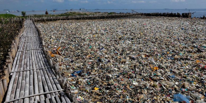 Sampah yang menumpuk di kawasan Teluk Jakarta, Muara Angke, Jakarta Utara, Rabu (14/3/2018). Pencemaran di wilayah Teluk Jakarta mayoritas bersumber dari limbah domestik rumah tangga yang menyebabkan air laut menjadi tercemar dan berdampak buruk bagi ekosistem di lingkungan sekitar.