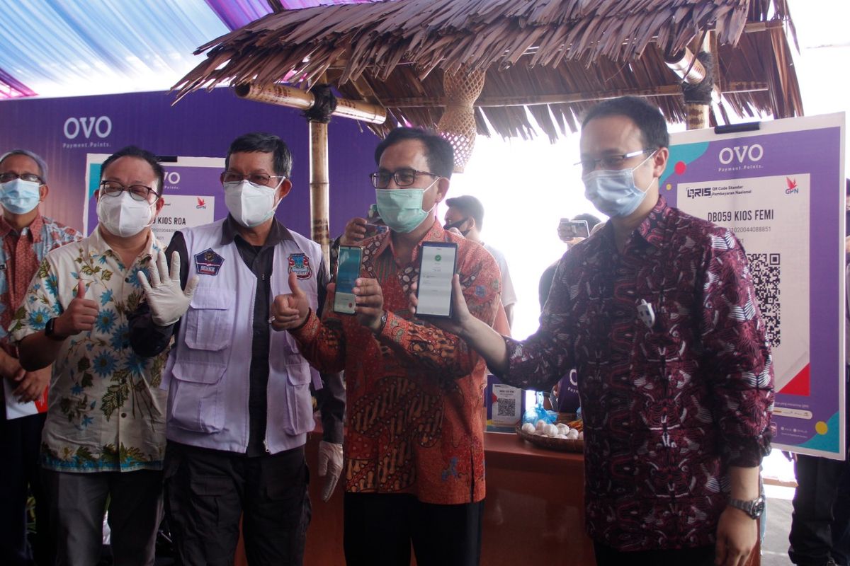 Wakil Menteri Perdagangan Jerry Sambuaga melakukan digitalisasi pasar tradisional di Pasar Bersehati, Manado, Sulawesi Utara, Jumat (2/10/2020). 