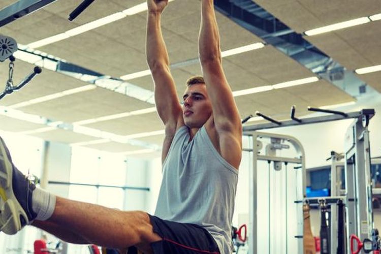 Latihan hanging leg raises.