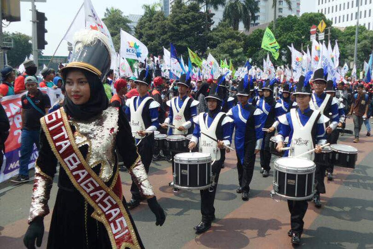 Buruh dari berbagai serikat meramaikan peringatan Hari Buruh Internasional atau May Day 2017 di bundaran Bank Indonesia, Jakarta Pusat, Senin (1/5/2017) siang. Selain berorasi, buruh menampilkan berbagai pertunjukkan seperti marching band dan joget bersama.