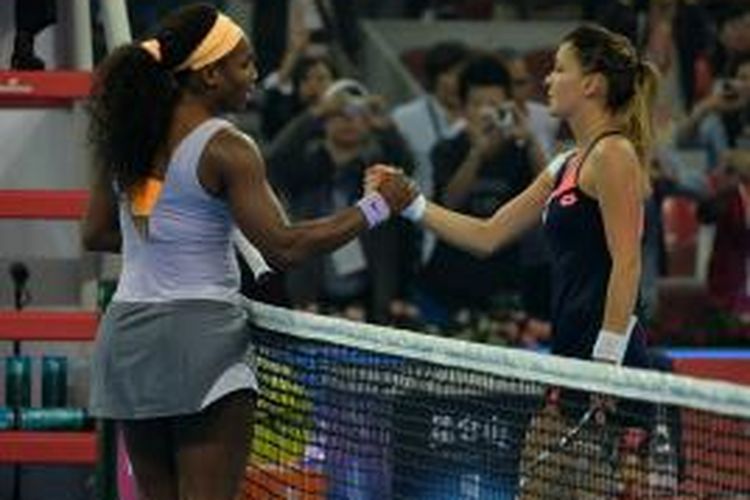 Petenis Amerika Serikat, Serena Williams (kiri) bersalaman dengan  Agnieszka Radwanska dari Polandia, setelah menyelesaikan laga semifinal China Open yang berlangsung di Beijing, Sabtu (5/10/2013). Williams menang 6-2, 6-2. 