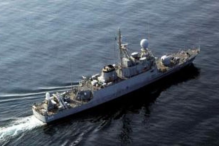 Sebuah kapal AL Arab Saudi yang terlibat dalam proses evakuasi 86 diplomat asing dari kota Aden, Yaman.