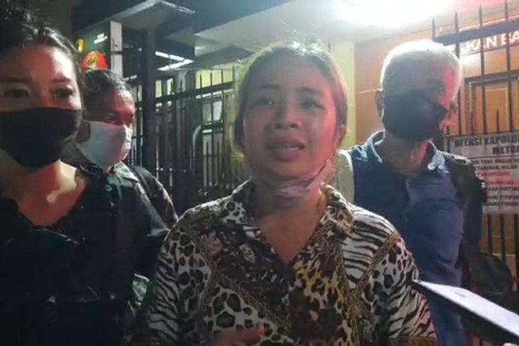 Neira J Kalangi (26), diduga morban kekerasan dalam rumah tangga (KDRT) saat ditemui di Mapolda Metro Jaya, Selasa (25/1/2022) malam.