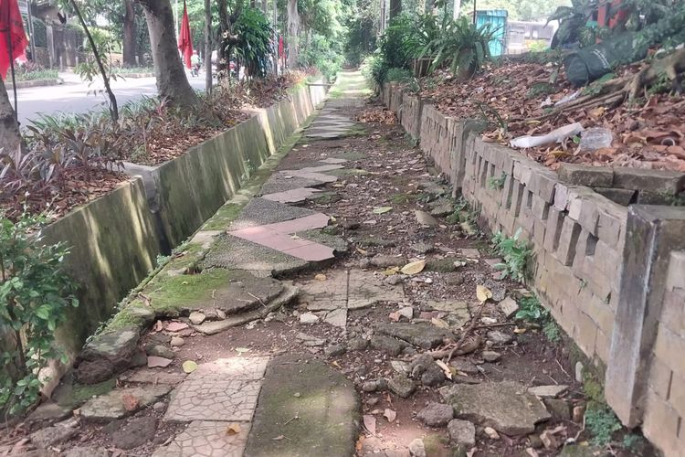 Trotoar Jalan Ahmad Yani Rusak, Permukaan Tak Rata dan Penuh Pecahan Keramik
