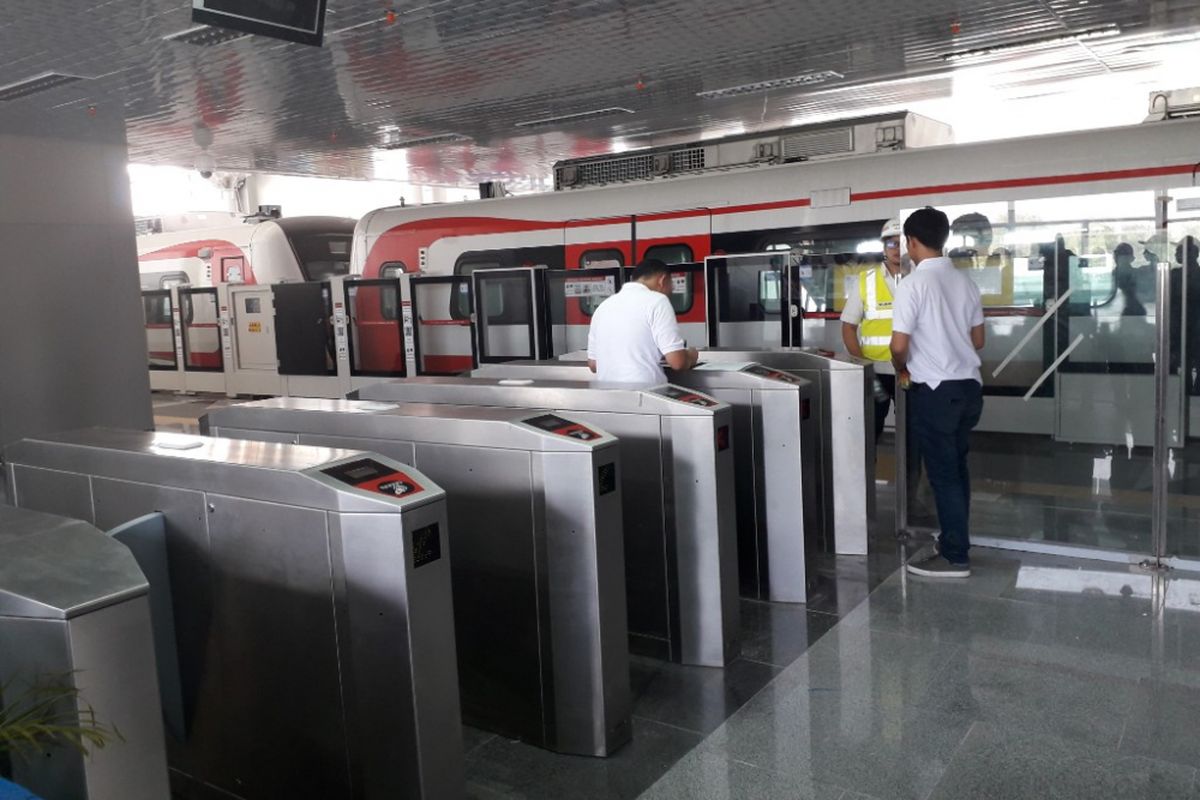 Mesin tap tiket sudah dipasang di Stasiu Velodrome LRT Jakarta, Rawamangun, Jakarta Timur, Rabu (15/8/2018).