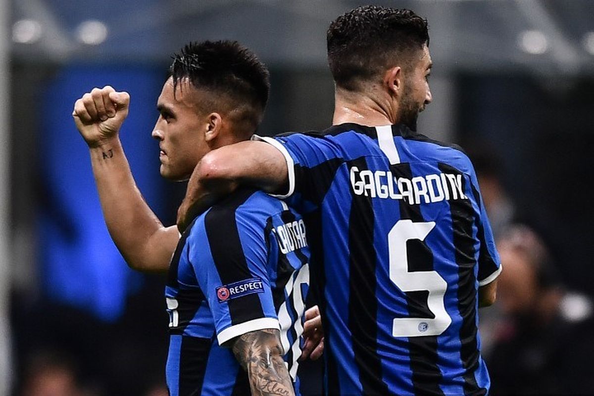 Roberto Gagliardini merayakan gol Lautaro Martinez pada pertandingan Inter Milan vs Borussia Dortmund dalam lanjutan Liga Champions di Stadion Giuseppe Meazza, 23 Oktober 2019. 