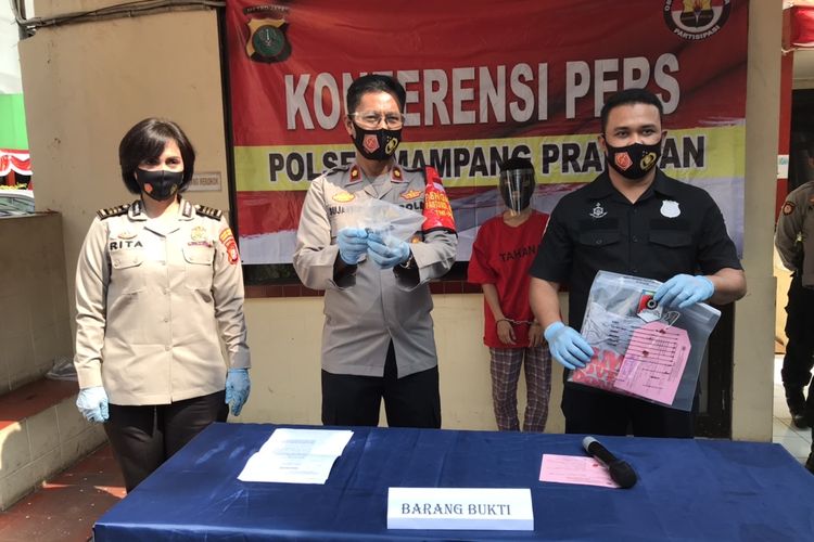 Kapolsek Mampang, Kompol Sujarwo; Kanit Reskrim Polsek Manpang Iptu Sigit Ari; dan Kasubag Humas Polres Jakarta Selatan AKP Rita saat merilis kasus penusukan di Mapolsek Mampang, Jakarta, Senin (17/8/2020).