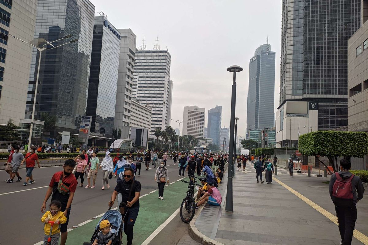 Hari bebas kendaraan bermotor (HBKB) atau car free day (CFD) di Jalan Sudirman -Thamrin, Jakarta, Minggu (22/5/2022).