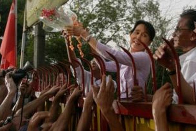 Pagar merah kuning bersejarah menjadi saksi mata perjuangan Aung San Suu Kyi. 