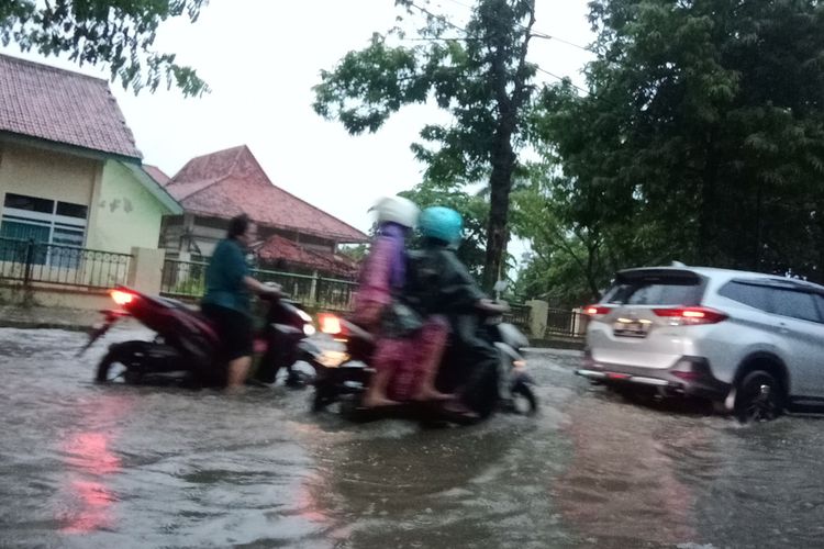 Jl. Brawijaya Kelurahan Jungcangcang, Kecamatan Kota Pamekasan, sudah tergenang banjir dengan ketinggian selutut orang dewasa, Selasa (25/2/2020). Lokasi lainnya yang juga terendam banjir di Jl. Jokotole dan Kelurahan Gladak Anyar.