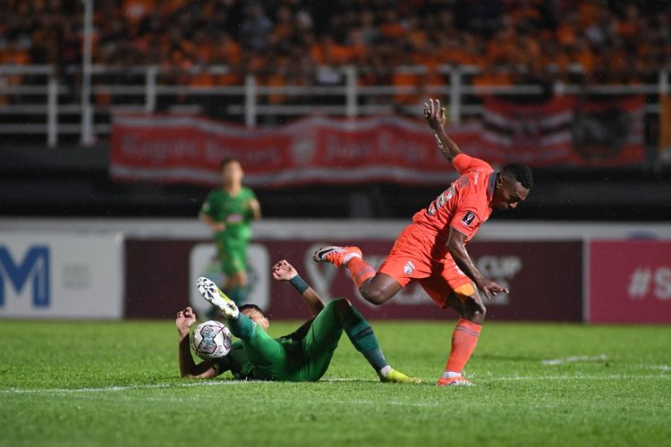 Pemain Borneo FC Terens Puhiri berhasil melewati pemain PSS Sleman saat pertandingan semifinal leg kedua Piala Presiden 2022 yang berakhir dengan skor 4-0 di Stadion Segiri Samarinda, Senin (11/7/2022) malam.