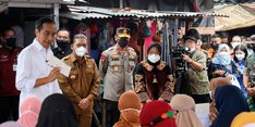 Jokowi Didampingi Mensos Risma Hibahkan Bansos untuk Masyarakat Serang