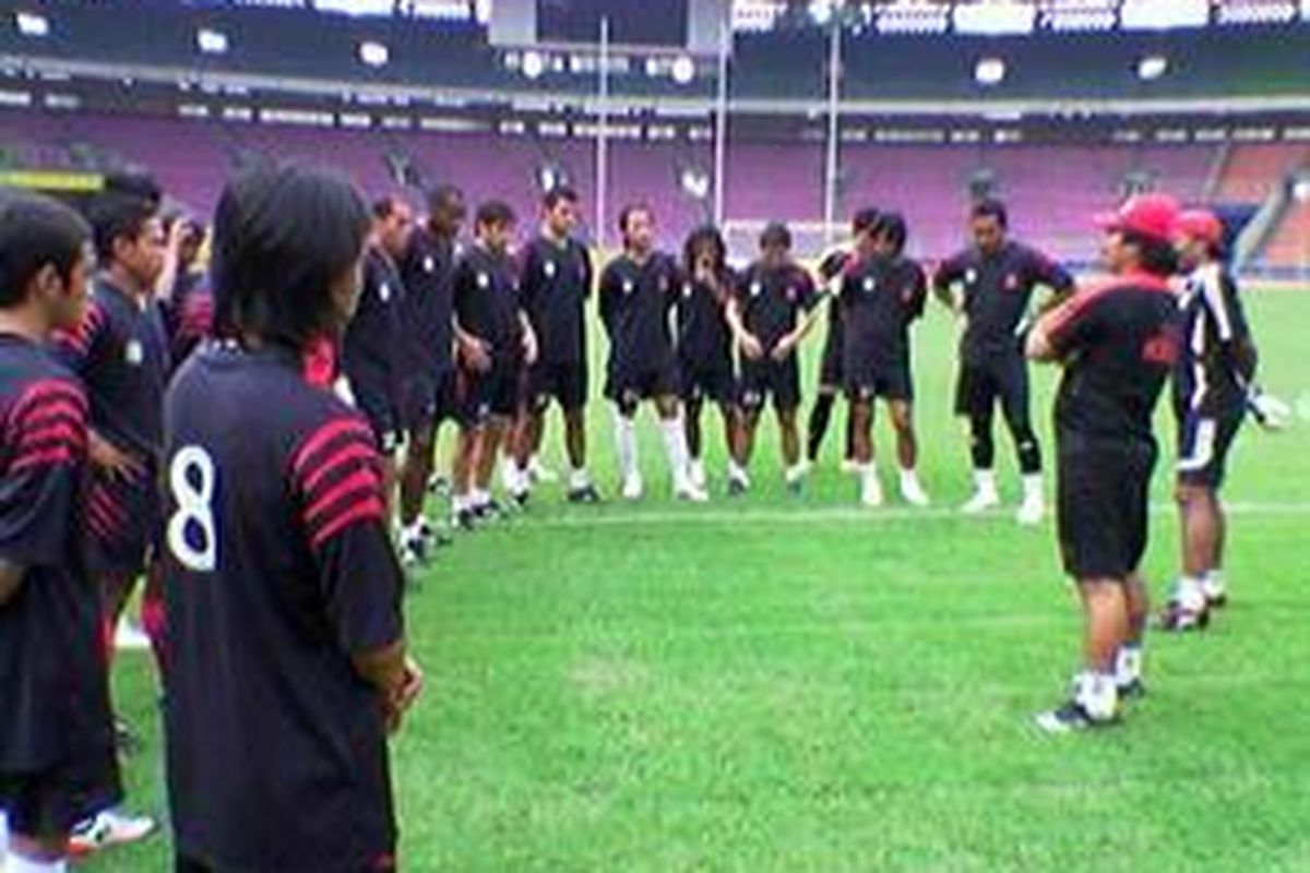 Para pemain Persijap Jepara menyimak pengarahan Pelatih Junaedi (kanan,  bertopi) pada latihan di Gelora Bung  Karno, Jakarta, Sabtu (1/11).  