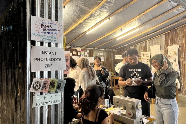Suasana instalasi Perguruan Tamanruru dari ruangrupa di hari terakhir Artjog 2025, Minggu (31/8/2025).