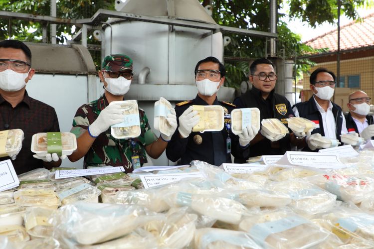 ea Cukai Soekarno-Hatta bersama Badan Pengawas Obat dan Makanan (BPOM) musnahkan 2.564 buah (1 ton) olahan pangan viral, roti milk bun asal Thailand. Bernilai Rp400 jutaan, ribuan milk bun tersebut adalah hasil 33 penindakan terhadap barang bawaan penumpang di Bandara Soekarno-Hatta pada Februari 2024.