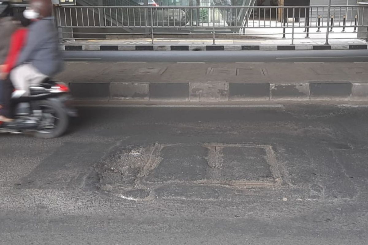 Kondisi jalan berlubang tepat di bawah Stasiun MRT Blok A, Kebayoran Baru, Jakarta Selatan, dikeluhkan sejumlah warga dan pengendara.