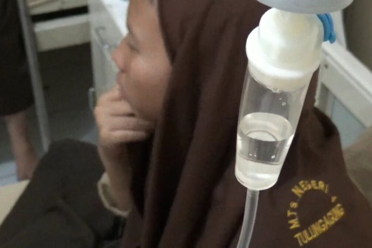 Pelajar MTS Negeri 4 Bandung Tulungagung Jawa Timur, menjalani perawatan medis diduga keracunan setelah mengkonsumsi minuman capucino cincau, Sabtu (19/09/2023)---#