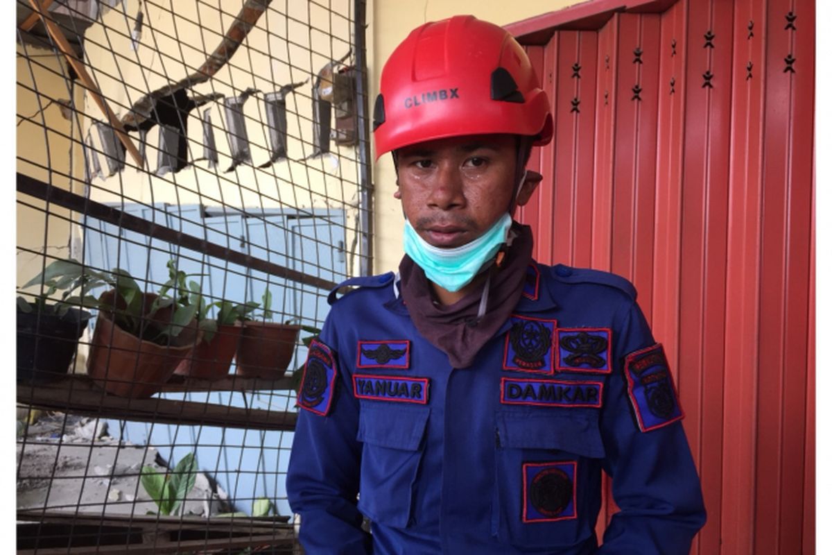 Yanuar, petugas Damkar Palu di Perumnas BTN, Balaro, Sulawesi Selatan, Kamis (4/10/2018)