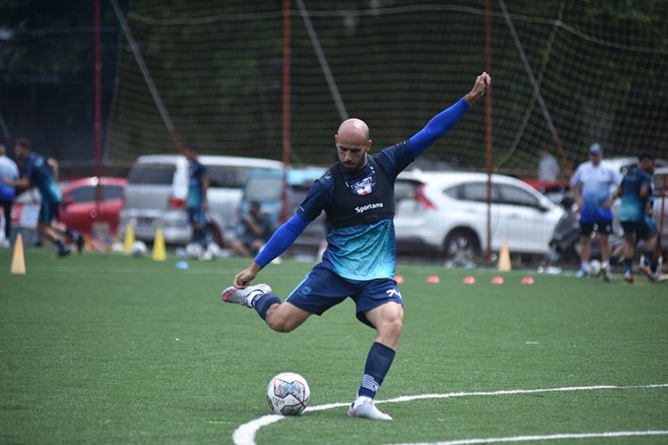 Gelandang Persib Bandung Mohammed Bassim Rashid, dalam sesi latihan tim Persib di Soccer Republik, JL Pasteur, Kota Bandung, Rabu (10/11/2021).