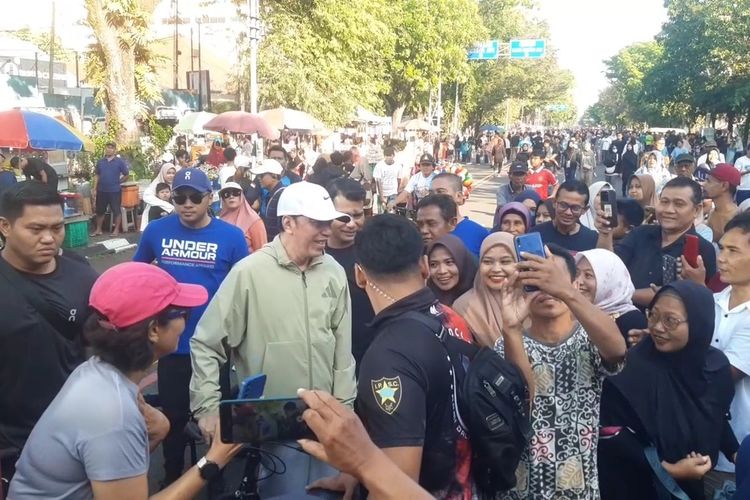 Bersepeda di CFD Solo, Jokowi Dikerubungi Pengunjung dan Diajak Foto
