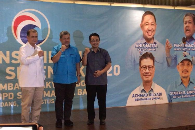 Wakil Ketua Partai Gelora Fahri Hamzah (tengah) didampingi Nasrul Abit dan Indra Catri