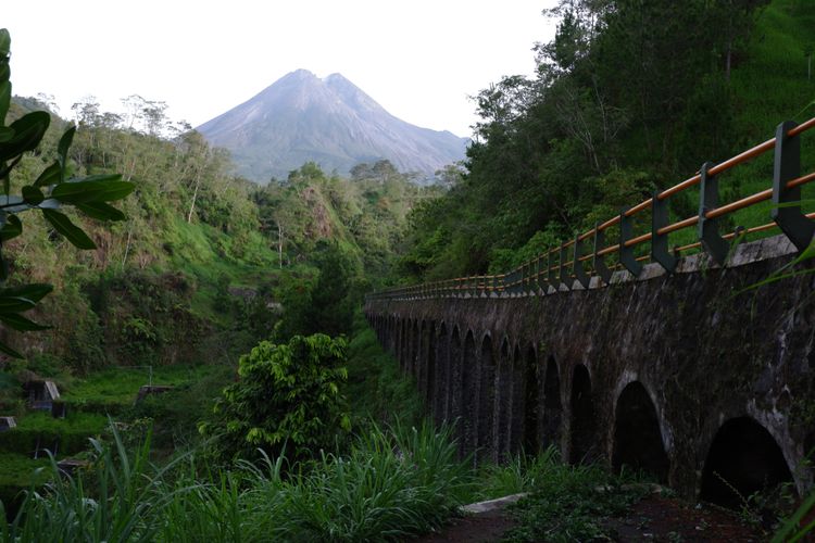 Pemandangan Gunung Merapi dari Plunyon Kalikuning, Sleman, Yogyakarta.