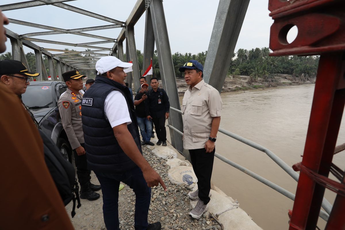 Menteri Dalam Negeri (Mendagri) Muhammad Tito Karnavian saat meninjau secara langsung infrastruktur jembatan di Kabupaten Bireuen, Aceh, Rabu (21/1/2026).