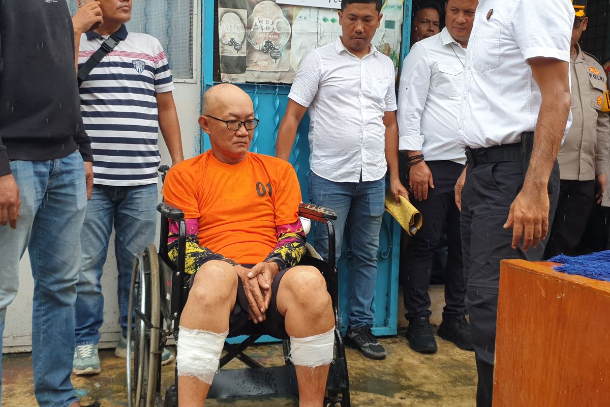 Johanes Tambun Eugene (59) alias Abun hadir saat polisi menggelar konferensi pers di Jalan Badak, Kota Medan pada Senin (18/11/2024). 