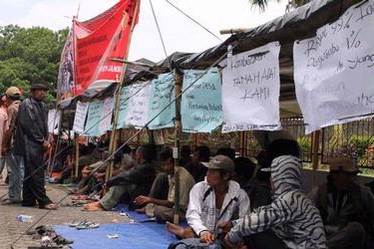 Hingga hari kelima, Senin (19/3/2012), ratusan warga suku Bathin masih bertahan di halaman kantor Gubernur Jambi. Mereka menuntut dikembalikannya hak atas tanah adat mereka yang luasnya 3.000 hektar lebih yang kini sudah jadi kebun sawit. 