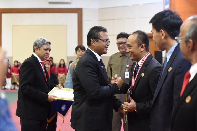 Kepala LAN menyerahkan piagam penghargaan kepada salah satu peserta terbaik Pelatihan Kepemimpinan Nasional (PKN) Tk I.