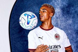 AC Milan Rekrut Omari Hutchinson, Pernah Jadi Mimpi Buruk Amorim