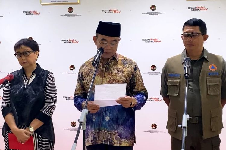 Menteri Luar Negeri Retno Marsudi, Menteri Koordinator Bidang Pembangunan Manusia dan Kebudayaan Muhadjir Effendy, serta Kepala BNPB Suharyanto memberikan keterangan pers terkait rencana pemberian bantuan ke Palestina dan Sudan di Kemenko PMK, Jakarta, Selasa (26/3/2024).