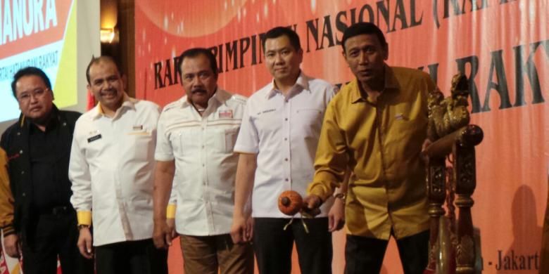 Ketua Umum DPP Partai Hanura Wiranto saat menabuh gong pertanda dibukanya Rapimnas I Hanura, di Jakarta, Selasa (6/5/2014).