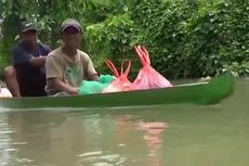 Akses Jalan Masih Terendam Banjir, Warga di Luwu Utara Harus Naik Perahu untuk Ambil Bantuan