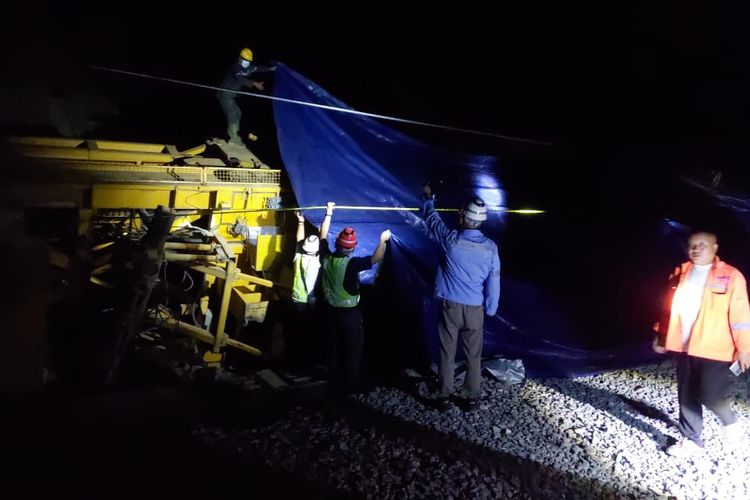 Petugas di lokasi kecelakaan kereta di Bandung Barat.