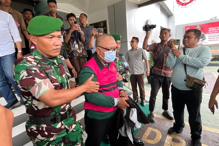 Tim penyidik Kejari Kota Madiun menahan Purnoko Ade (54) tersangka kasus korupsi  penyimpangan dana bergulir pada Lembaga Keuangan Kelurahan (LKK) Wijaya Kusuma, Kelurahan Madiun Lor, Kecamatan Manguharjo, Kota Madiun, Jawa Timur, Jumat (29/8/2025) sore.