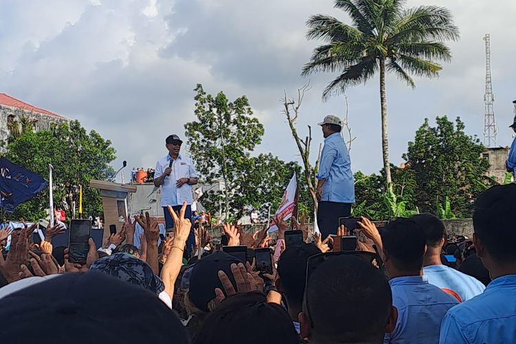 Dewan Pembina Tim Kampanye Nasional (TKN) Prabowo Subianto-Gibran Rakabuming Raka, Jenderal (Purn) Wiranto berkampanye di Langowan, Sulut, Senin (5/2/2024). 