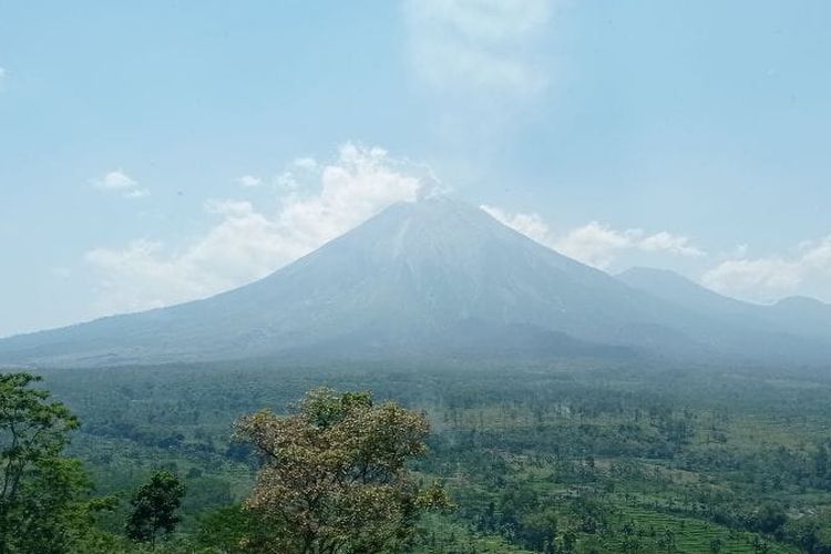 Gunung Semeru di Kabupaten Lumajang, Jawa Timur